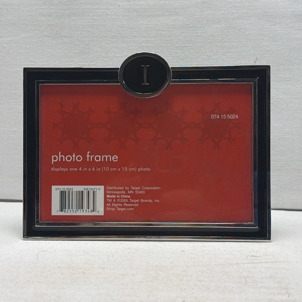 photo framedisplays one 4 in x 6 in (10 cm x 15 cm) photo